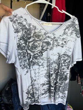 dressbarn White Short Sleeve V-Neck Top with Gray Floral Script Print